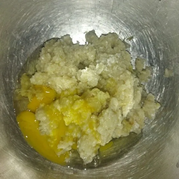 Masukkan adonan yang tadi sudah dimasak, tambahkan bawang putih halus dan telur, aduk rata.