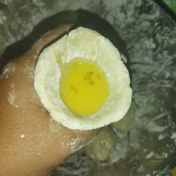 Ambil adonan secukupnya, bentuk dan beri lubang, masukkan telur secukupnya, tutup lalu bentuk sesuai selera.