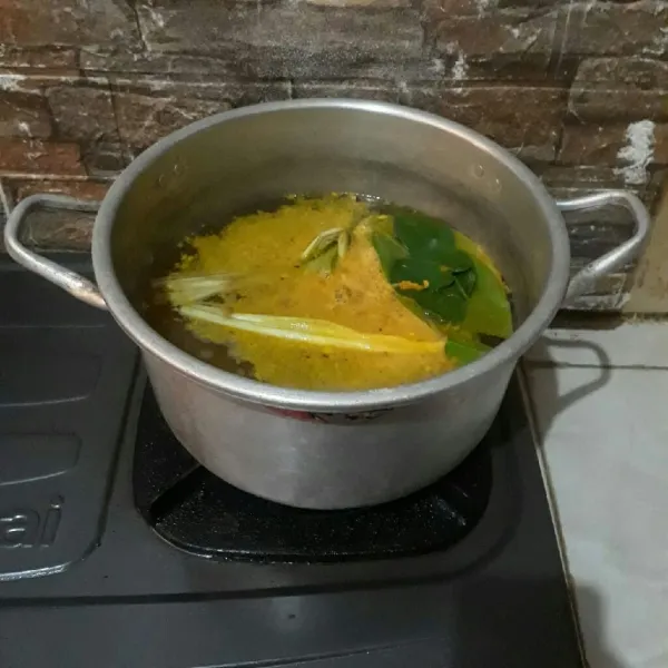 Siapkan air dalam panci lalu masukkan bumbu halus,serai,daun salam dan daun jeruk.Masak hingga mendidih.