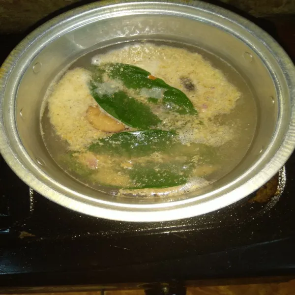 Rebus bumbu halus, daun salam dan lengkuas dalam 300 ml air sampai mendidih.