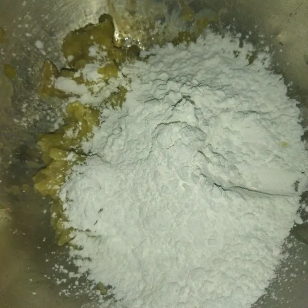 Lalu tambahkan tepung sagu, aduk hingga semua bahan tercampur rata dan jangan terlalu diuleni, agar pempek tidak keras.