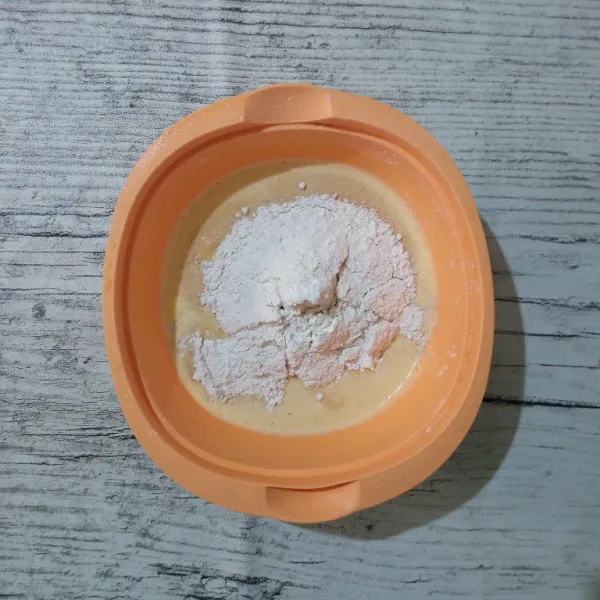 Pindahkan adonan basah ke dalam wadah. Masukkan semua bahan kering, aduk hingga tercampur rata.