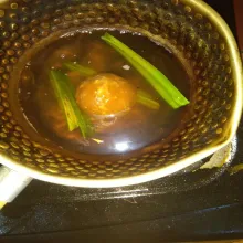 Rebus air bersama gula merah dan daun pandan sampai gula larut.