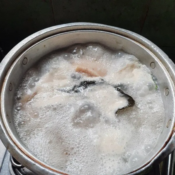 Kecilkan api masak ayam -+20 menit sampai air rebusan berkurang menjadi setengah.