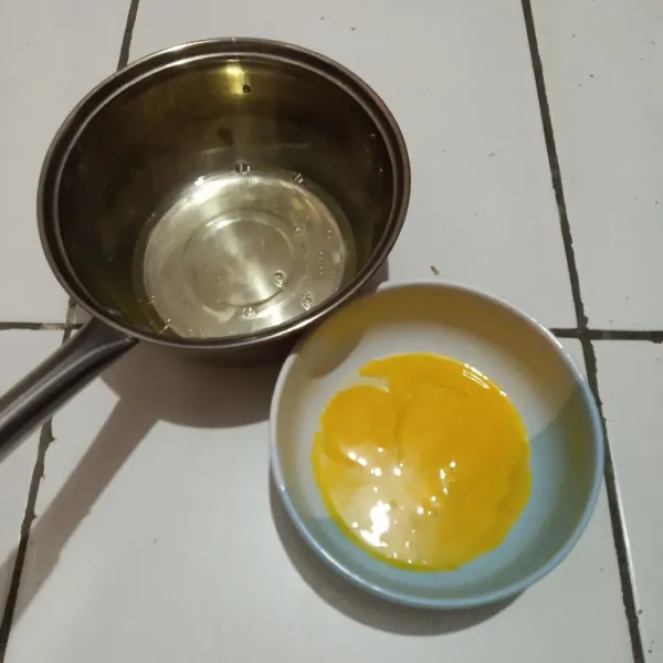 Pisahkan kuning dan putih telurnya.