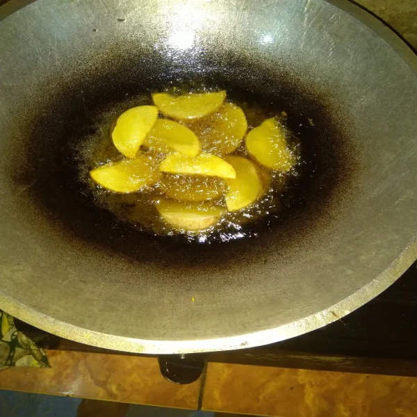 Setelah beku, keluarkan dan bairkan beberapa menit, lalu goreng kembali dengan minyak panas, hingga matang dan berwarna kuning kecoklatan.