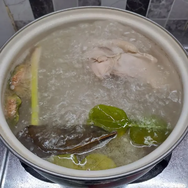 Masukkan bumbu tumis ke dalam panci rebusan ayam. Bumbui kaldu jamur dan garam, aduk rata sambil koreksi rasa sesuai selera. Angkat ayam, tiriskan dan sisihkan.
