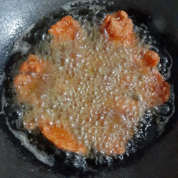 Potong daging ikan, beri garam dan aduk rata. Celupkan ikan dalam telur kemudian gulingkan di atas tepung panir. Dan goreng ikan sampai matang, sisihkan.