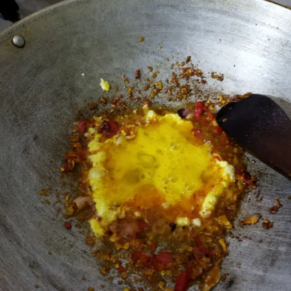 Panaskan minyak, tumis bumbu halus sampai harum lalu masukkan telur.