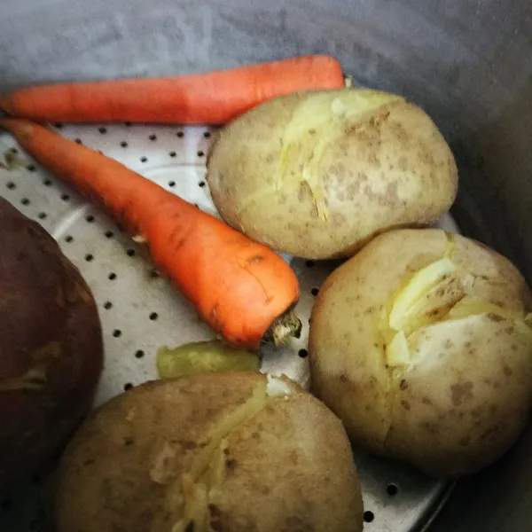 Kukus wortel dan kentang hingga matang. Potong sesuai selera