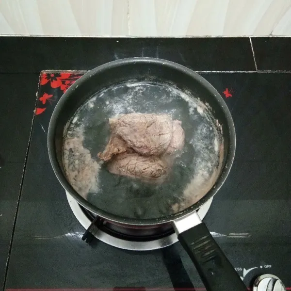 Rebus daging dengan air secukupnya hingga mendidih. Lalu buang air rebusannya dan potong daging kotak kecil. Sisihkan.