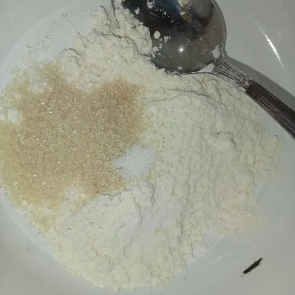 Masukkan terigu, tapioka, gula, vanili dan garam ke dalam wadah.