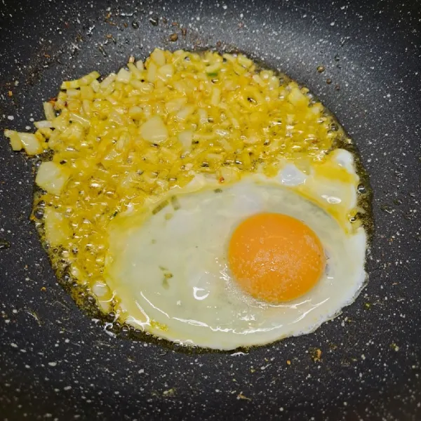 Masukkan telur, beri sedikit garam lalu buat orak-arik telur.