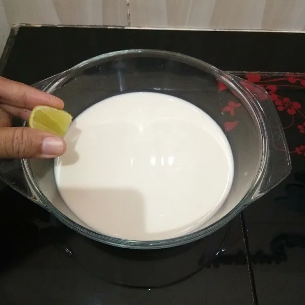 Membuat buttermilk: tuang susu cair ke dalam mangkuk,lalu beri air perasan jeruk nipis. Aduk rata dan diamkan selama 15 menit.