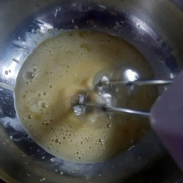 Mixer gula, telur dan SP hingga kental berjejak.