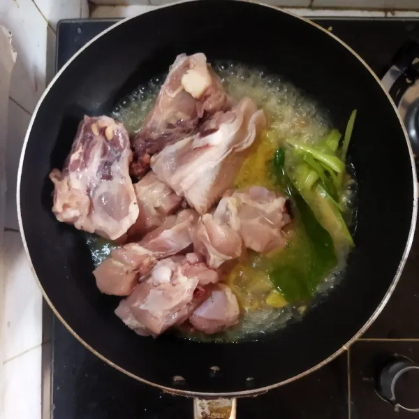 Tambahkan ayam ke dalam tumisan lalu aduk hingga rata, masak hingga ayam setengah matang jika kuahnya kering, tambahan sedikit air.