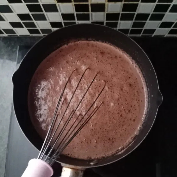 Campurkan tepung silky pudding dan air. Aduk agar tidak menggumpal lalu masak dan tuangkan ke wadah.