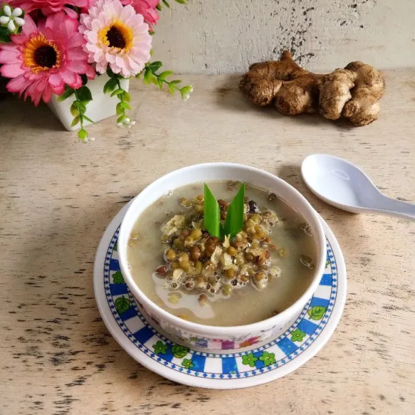 Tuang kolak kacang hijau ke dalam mangkuk dan siap disajikan.