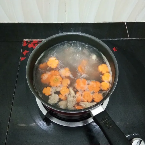 Lalu masukkan wortel, masak sebentar saja.