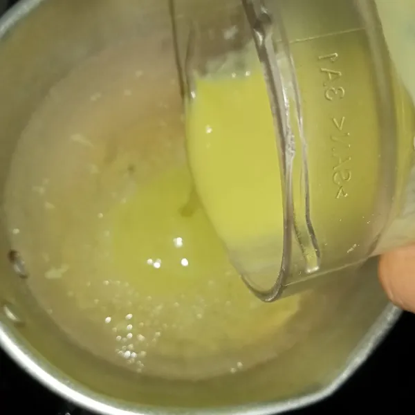 Tuang jus alpukat ke dalam rebusan agar-agar, aduk rata.