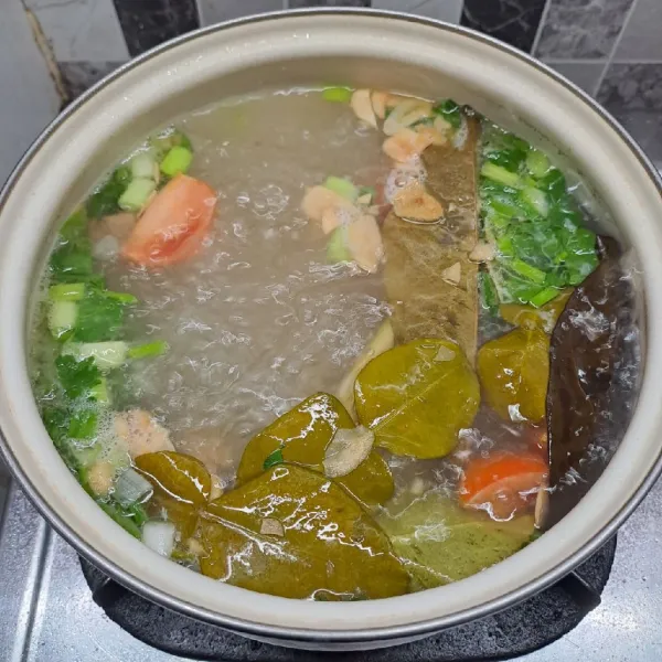 Masukkan tomat, irisan daun bawang, seledri dan bawang putih goreng. Masak sebentar lalu matikan kompor.