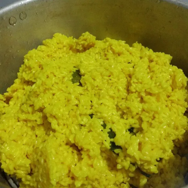 Kukus selama -+45 menit atau sampai nasi matang.