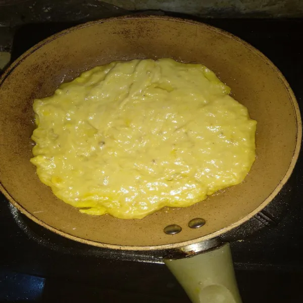 Panaskan margarin di atas teflon dengan api sedang cenderung kecil, tuang adonan sampai matang. Jangan lupa di balik ya supaya matang merata. Angkat.