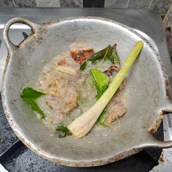 Tumis bumbu halus, serai, jahe, lengkuas, daun jeruk dan daun salam. Tumis sampai layu dan bumbu benar - benar matang.