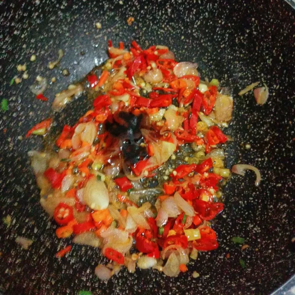 Goreng bawang putih cincang hingga kuning keemasan. Sisihkan. Siapkan bahan cabe garam lalu tumis tambahkan saus tiram, garam, dan gula.