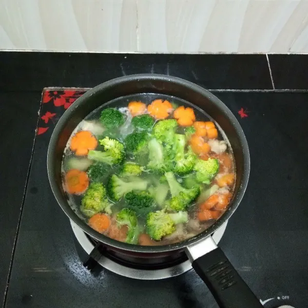 Setelah itu masukkan brokoli. Aduk rata dan masak hingga matang. Lalu angkat.
