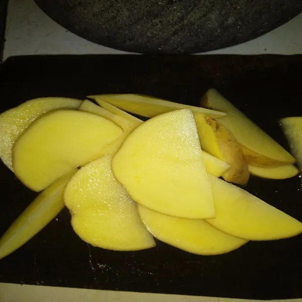 Siapkan kentang, kemudian potong menjadi potongan wedges.
