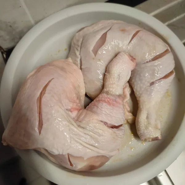 Sisit bagian daging pada paha ayam.