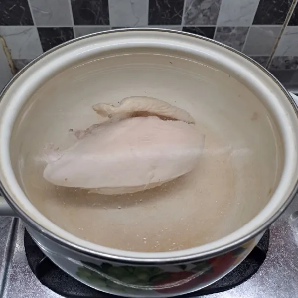 Rebus air dan ayam dengan api kecil - sedang. Sambil kita siapkan bumbu.