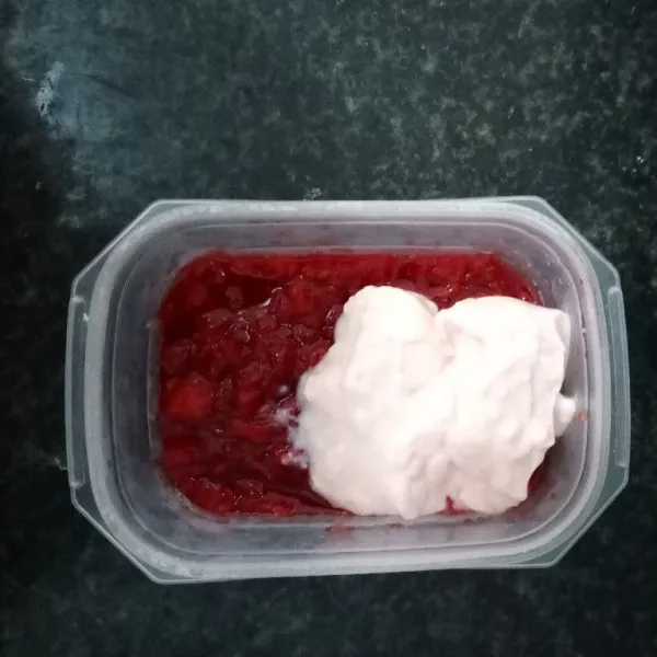 Campurkan selai strawberry dengan yoghurt. Aduk dan tata silky pudding dan selai strawberry yoghut dalam gelas.