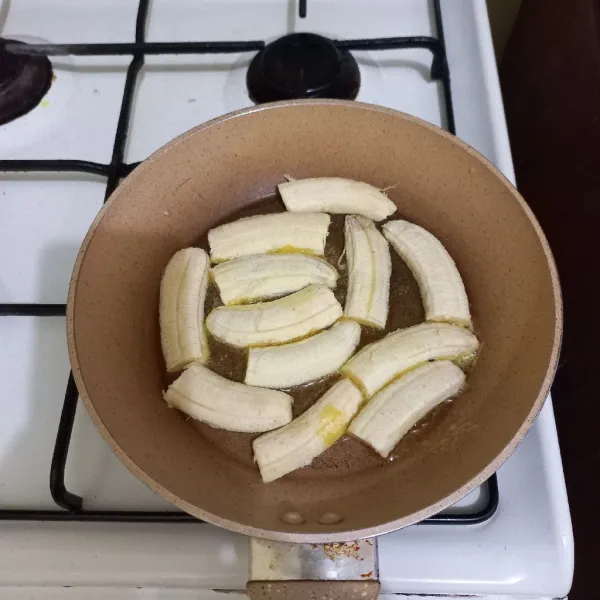 Tata potongan pisang di atas teflon.