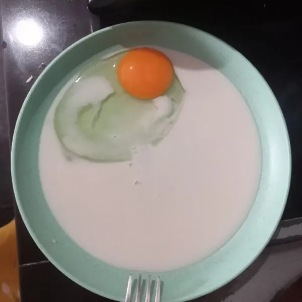 Campur telur dan susu, lalu aduk rata.