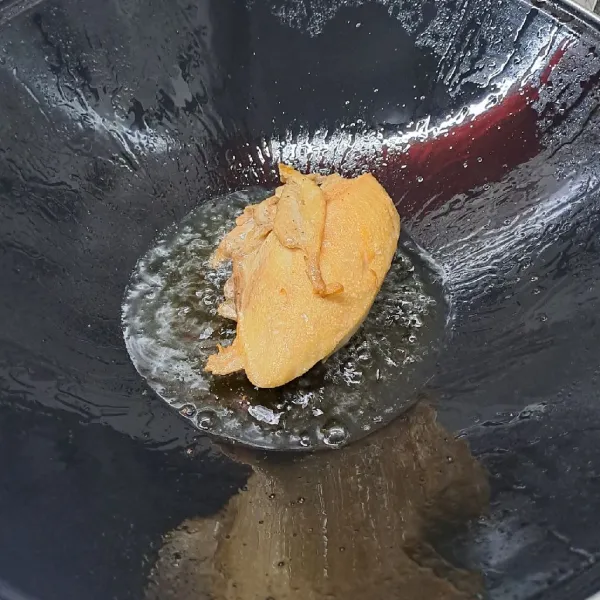 Panaskan minyak goreng, masukkan ayam lalu goreng sampai matang. Angkat dan tiriskan.
