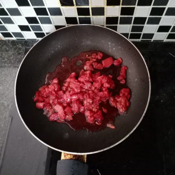 Masak strawberry di atas pan.