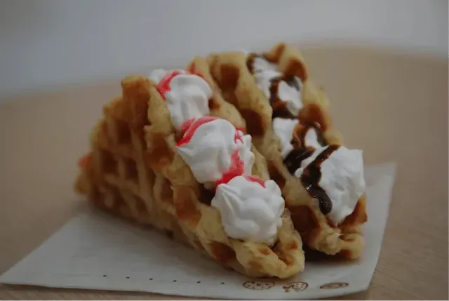 4. Ice Cream Waffles (아이스크림 와플)