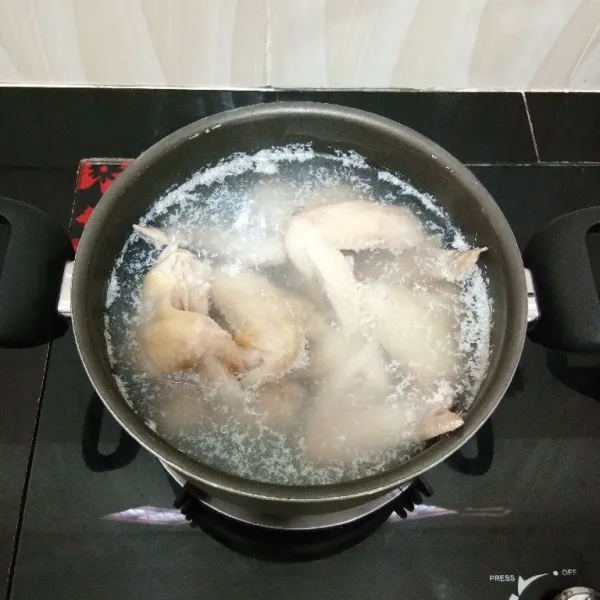 Rebus ayam dengan air secukupnya hingga mendidih.