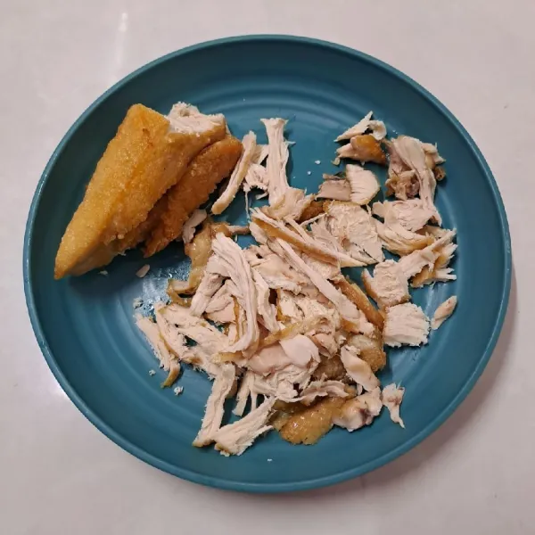 Suwir - suwir daging ayam goreng. Sisihkan.