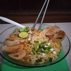 Mie pedas kuah kental