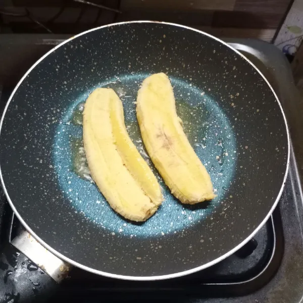 Lelehkan margarin di teflon, kemudian tata pisang.