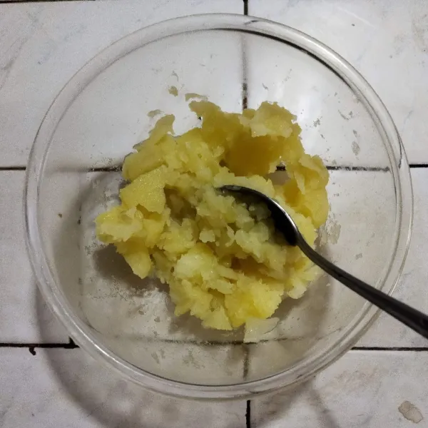 Hancurkan kentang kukus dengan bantuan sendok (tidak usah halus sekali ya). Sisihkan.