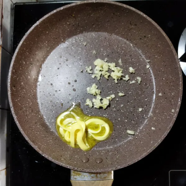 Panaskan margarin, tumis bawang putih hingga harum.