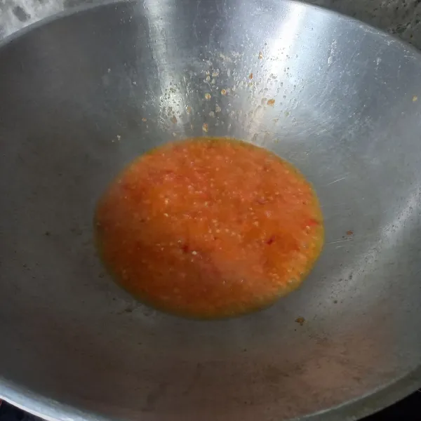 Panaskan minyak goreng. Masukkan bahan sambal tomat. Tambahkan kaldu dan garam. Masak sampai tanak.