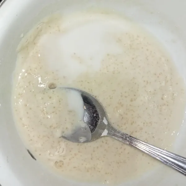 Tuang susu cair sedikit demi sedikit sampai adonan pas tidak terlalu encer.