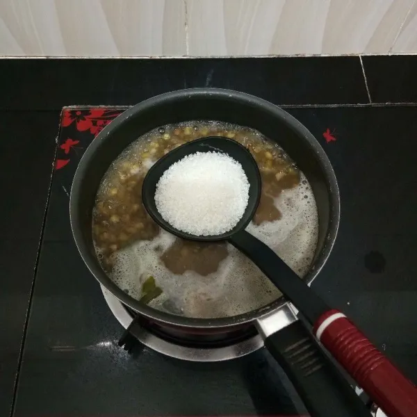 Kemudian masukkan gula pasir, aduk rata. Masak hingga gula larut.