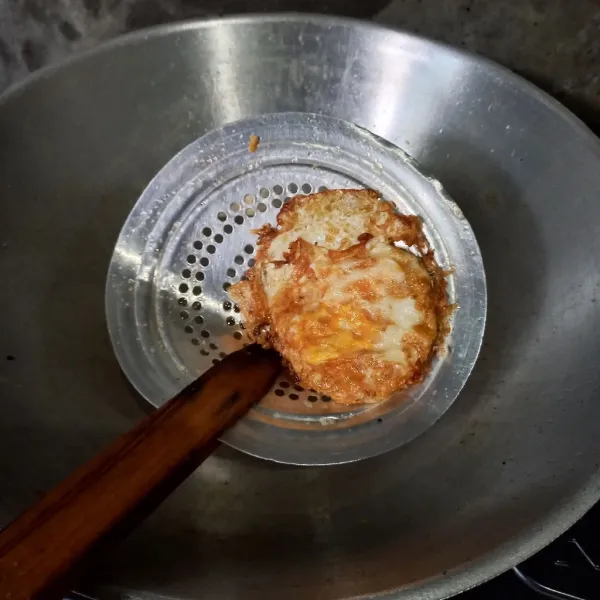 Ceplok telur dan beri taburan sedikit garam. Lakukan sampai selesai.