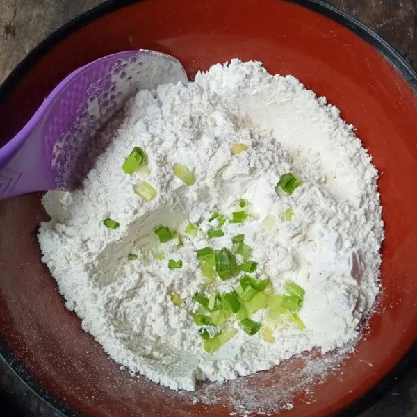 Campur tepung tapioka, tepung terigu, daun bawang, bawang putih, garam, lada bubuk dan kaldu bubuk.